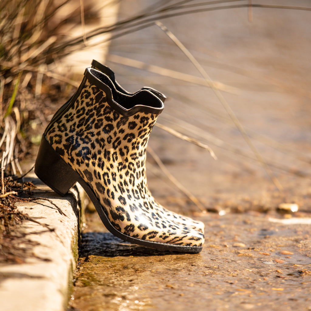 Effortlessly chic and sleek, these Talolo Women's Leopard print, pointed cowboy welly ankle boots have a 3cm heel and will compliment virtually any outfit. Lined for comfort