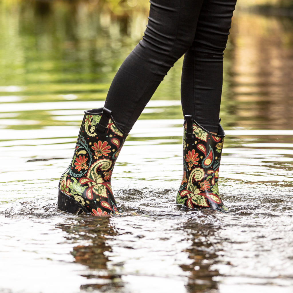 Totally bohemian with bright reds, greens and yellows, these Talolo Women's Paisley pointed cowboy welly boots have a 3cm heel and cut close to the leg for a flattering look. Will compliment virtually any outfit with this true vintage design. Lined for comfort