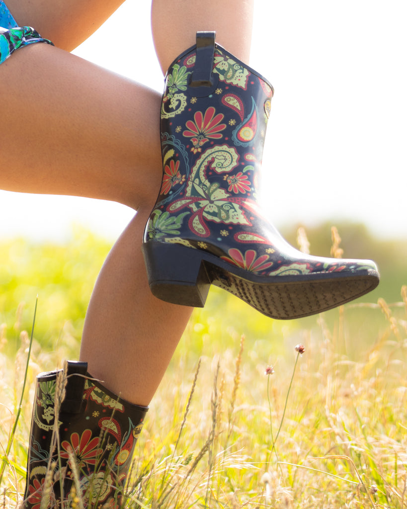 Totally bohemian with bright reds, greens and yellows, these Talolo Women's Paisley pointed cowboy welly boots have a 3cm heel and cut close to the leg for a flattering look. Will compliment virtually any outfit with this true vintage design. Lined for comfort