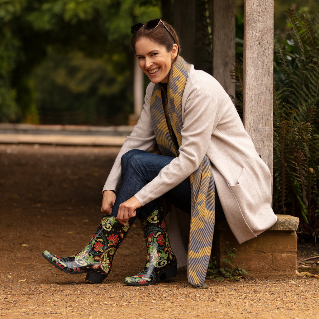 Totally bohemian with bright reds, greens and yellows, these Talolo Women's Paisley pointed cowboy welly boots have a 3cm heel and cut close to the leg for a flattering look. Will compliment virtually any outfit with this true vintage design. Lined for comfort