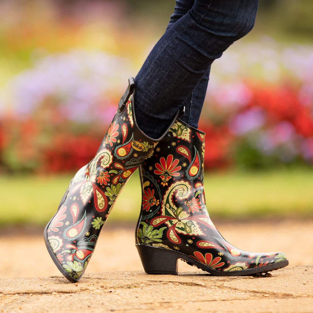 Totally bohemian with bright reds, greens and yellows, these Talolo Women's Paisley pointed cowboy welly boots have a 3cm heel and cut close to the leg for a flattering look. Will compliment virtually any outfit with this true vintage design. Lined for comfort