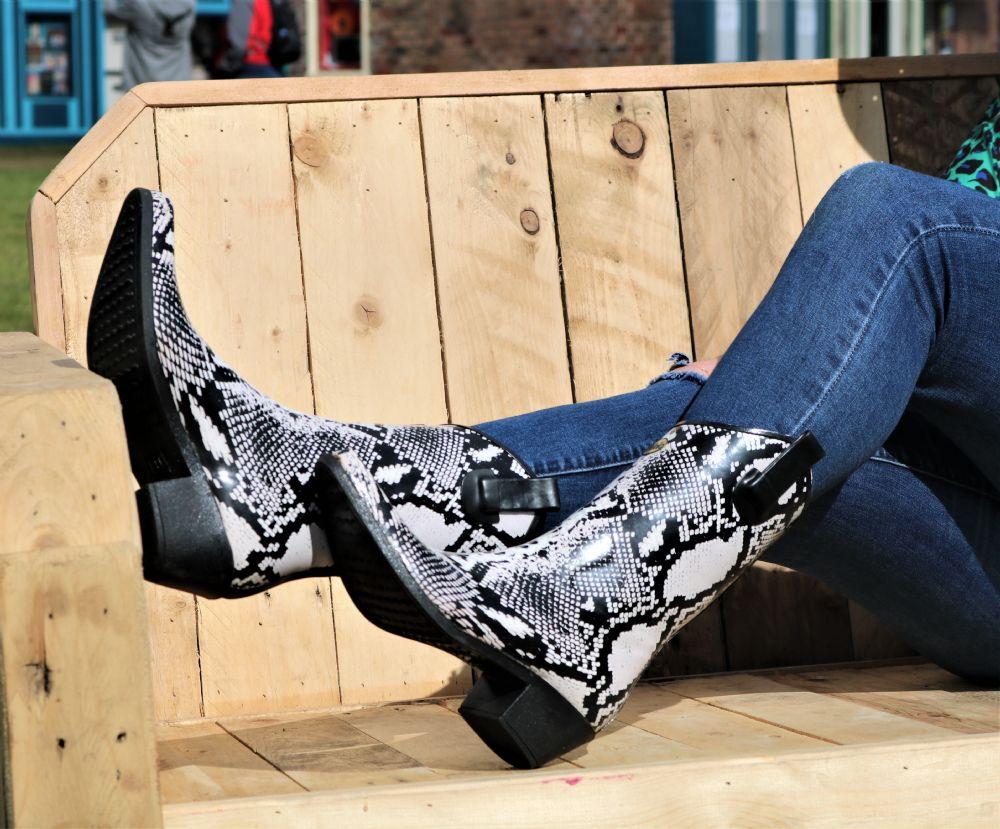 Chic and stylish, these Talolo Women's Bandy snake patterned black and white cowboy welly boots have a 3cm heel and will reach the middle of the calf. Cut close to the leg for a hot flattering look.  Lined for comfort.