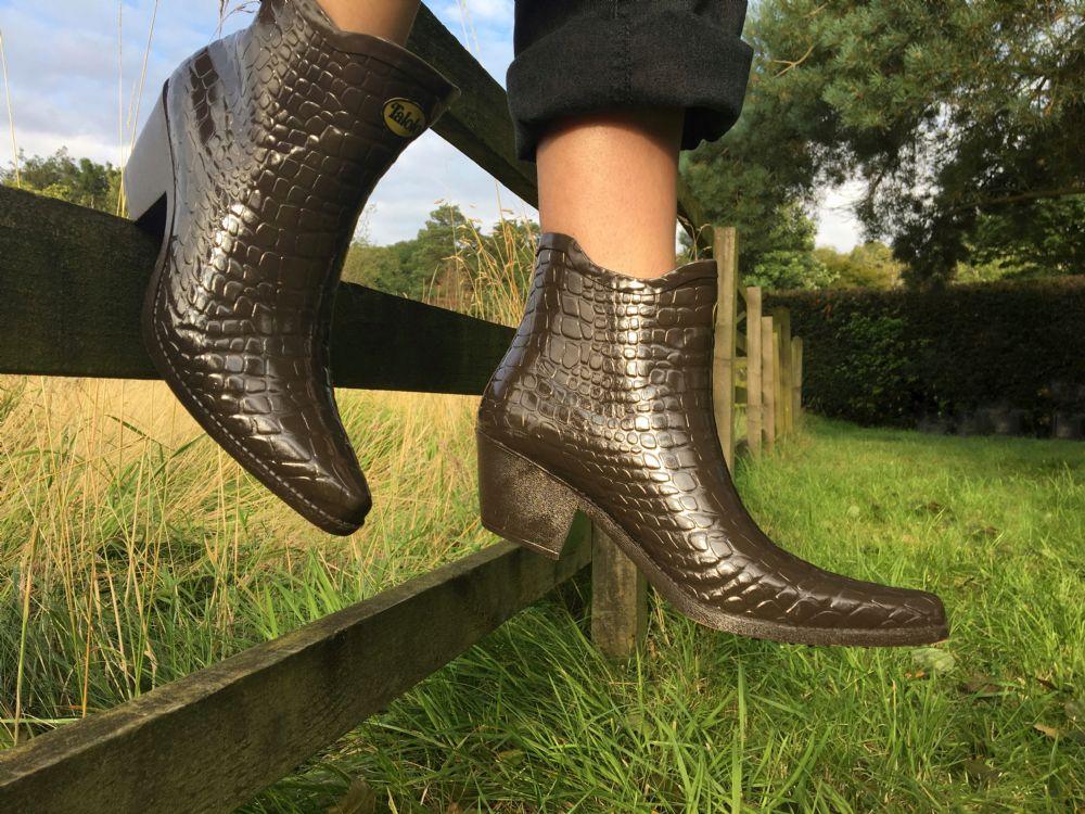 Super smart and classic, these Talolo Women's Boho mock crocodile textured brown patent pointed cowboy welly ankle boots have a 3cm heel and will compliment virtually any outfit. Lined for comfort.
