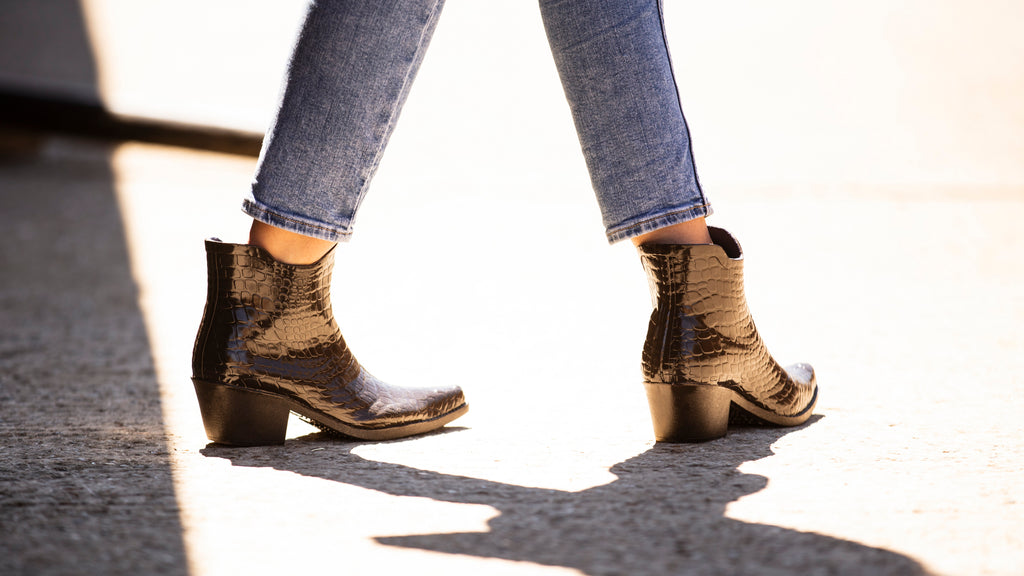 Super smart and classic, these Talolo Women's Boho mock crocodile textured brown patent pointed cowboy welly ankle boots have a 3cm heel and will compliment virtually any outfit. Lined for comfort.