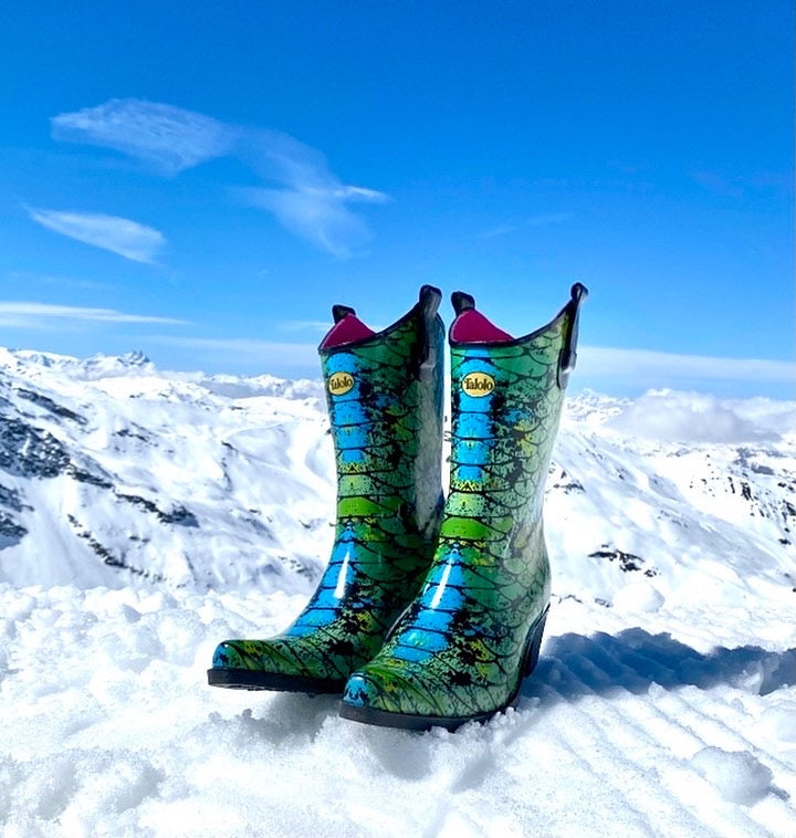 Make heads turn in in these utterly fabulous and exotic Talolo Women's Peacock green and blue pointed cowboy welly boots that have a 3cm heel and cut close to the leg for a flattering look. Lined for comfort.