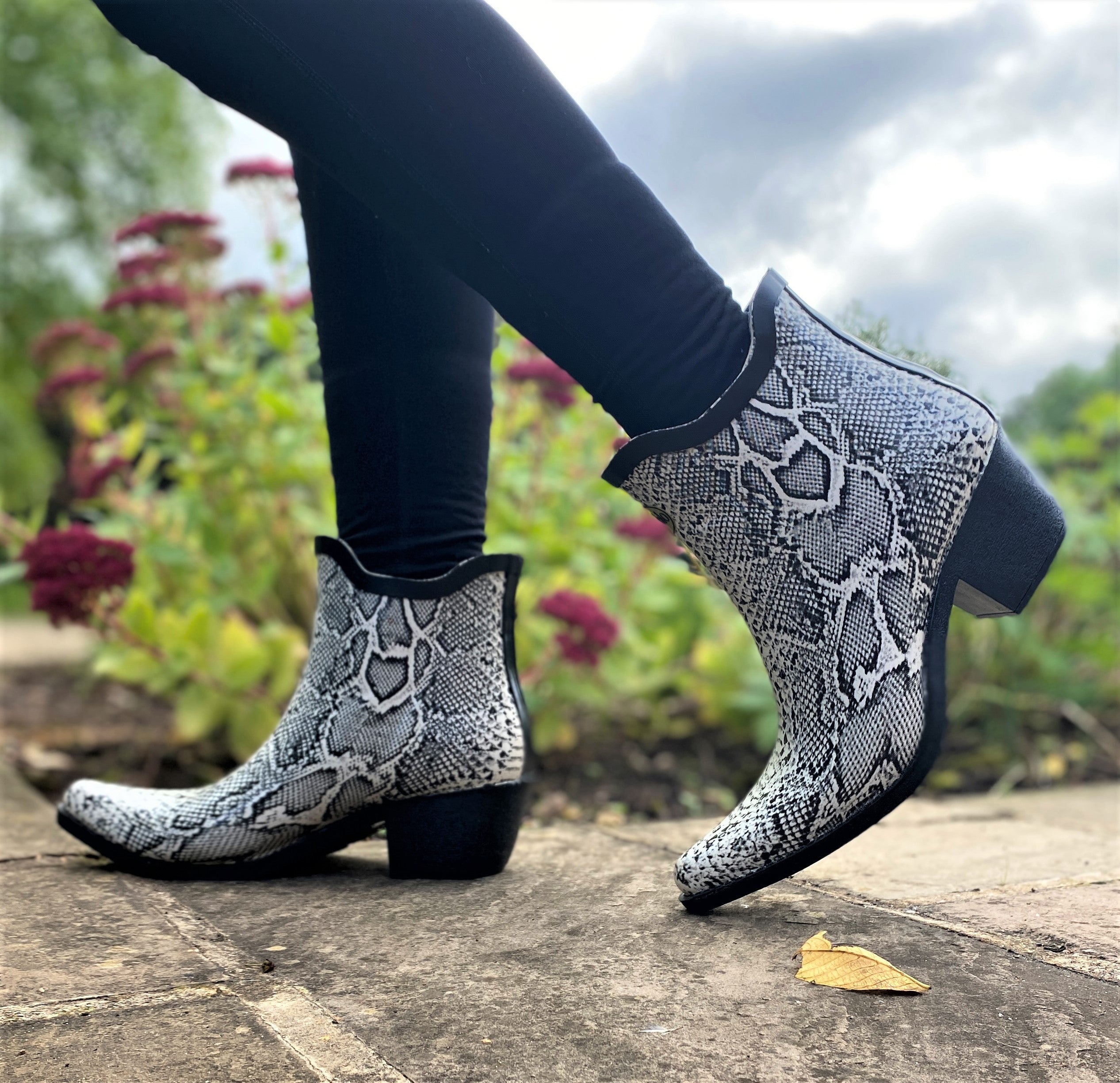 Chic and stylish, these Talolo Women's Lizzie snake print black and white pointed cowboy welly ankle boots have a 3cm heel. Lined for comfort.