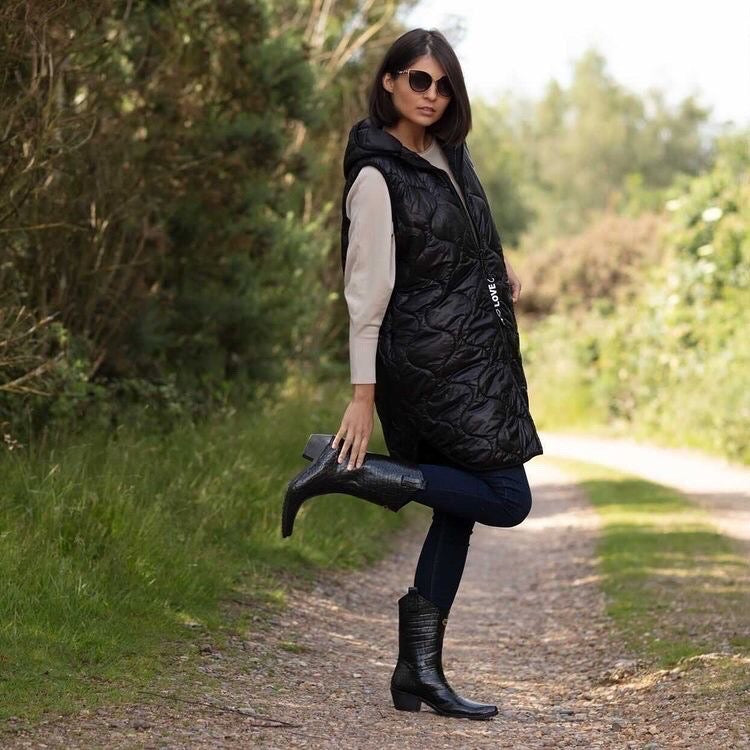 Super smart and classic, these Talolo Women's Urban crocodile textured black patent pointed cowboy welly boots have a 3cm heel and will compliment virtually any outfit. Lined for comfort.