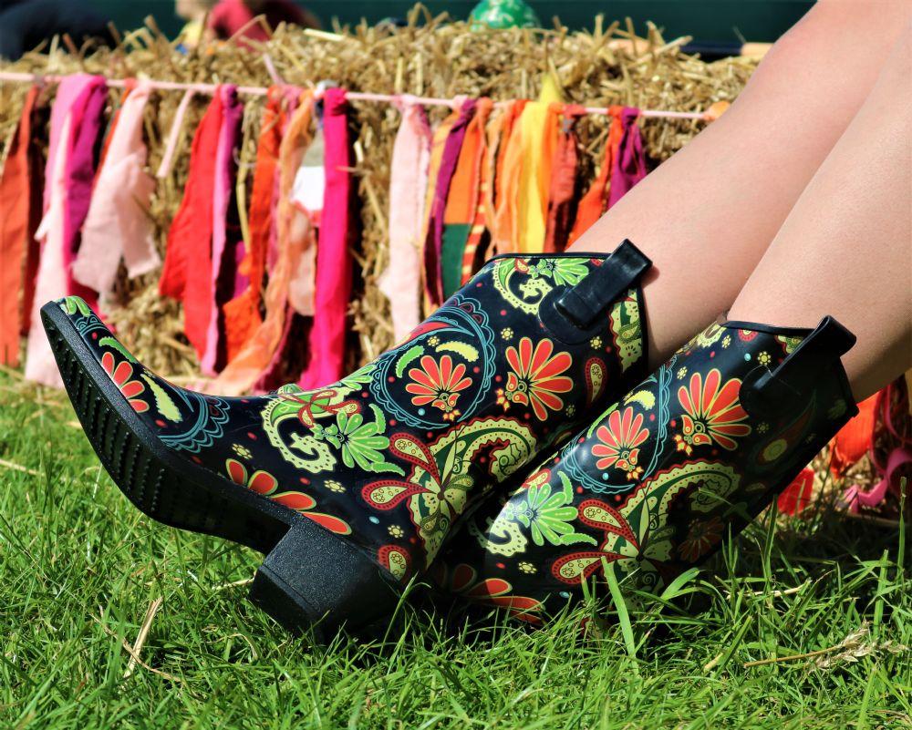 Totally bohemian with bright reds, greens and yellows, these Talolo Women's Paisley pointed cowboy welly boots have a 3cm heel and cut close to the leg for a flattering look. Will compliment virtually any outfit with this true vintage design. Lined for comfort